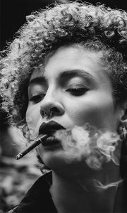 אישה חושנית מעשנת